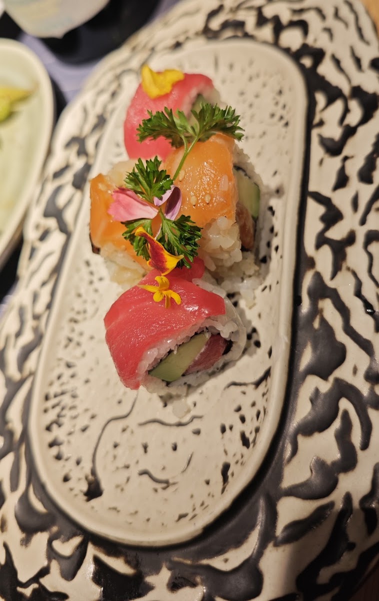 Nigiri de salmón y atún con flor comestible